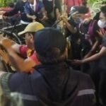 Massa Aksi Buruh di Patung Kuda Memanas, Tarik Kawat Berduri dan Lempar Botol