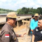 Tinjau Longsor di Sungai Rotan, Pj. Bupati Segera Siapkan Trase Jalan Baru Tinjau Longsor di Sungai Rotan, Pj. Bupati Segera Siapkan Trase Jalan Baru