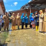 Salurkan Bantuan dan Cek Kesehatan Warga Terdampak Banjir