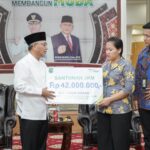Ahli Waris Perangkat Desa sekaligus  Anggota Sekretariat PPS Muara Medak Terima Santunan BPJS Ketenagakerjaan