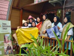 Lewat Kerajinan Songket, PTBA Berdayakan Para Ibu Rumah Tangga