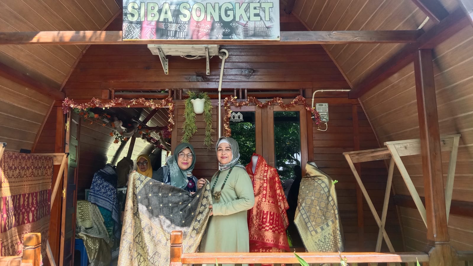 Ramah Lingkungan, Kerajinan Songket Binaan Bukit Asam (PTBA) Gunakan Pewarna Alami