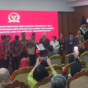 MPR RI Serahkan Surat Tidak Berlaku TAP MPRS 33/1967 ke Keluarga Soekarno