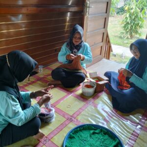 Cerita Usaha Kerajinan Rajut Binaan Bukit Asam (PTBA), dari Hobi Jadi Cuan